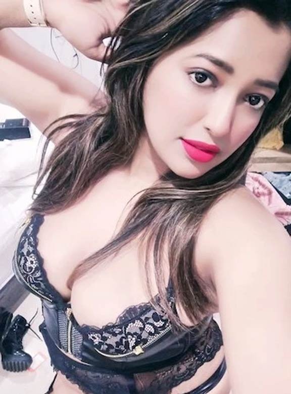 Kolkata aged housewife Call Girl